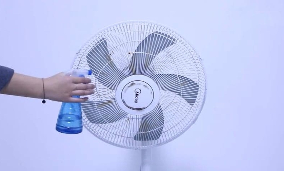 Cách Vệ Sinh Quạt Không Cần Tháo